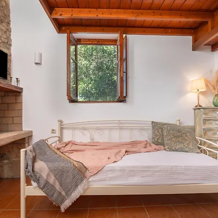 Vakantiehuis Pirgali Stone House Ampavris